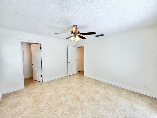 Building Photo - ** BERKSHIRE LAKES ** 3 BED + DEN / 2.5 BA...