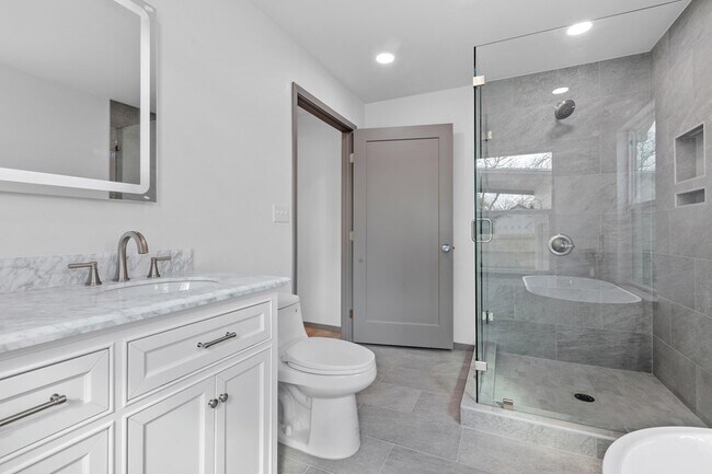 Building Photo - 905 N Lincoln St