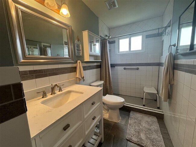 Building Photo - 2449 Columbia Dr