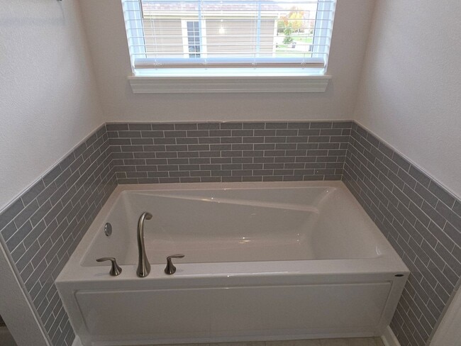 Building Photo - Like New 5 bedroom Pewaukee home in Broken...