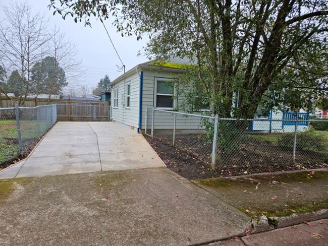 Building Photo - 2Bd/1Ba Single Story House - Available to ...