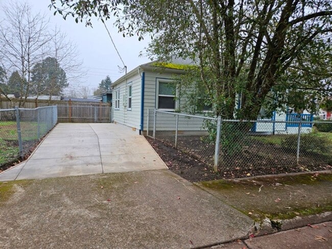 Building Photo - 2Bd/1Ba Single Story House - Available to View!