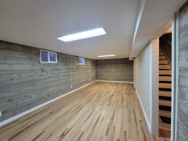 Building Photo - 978 Kenton St