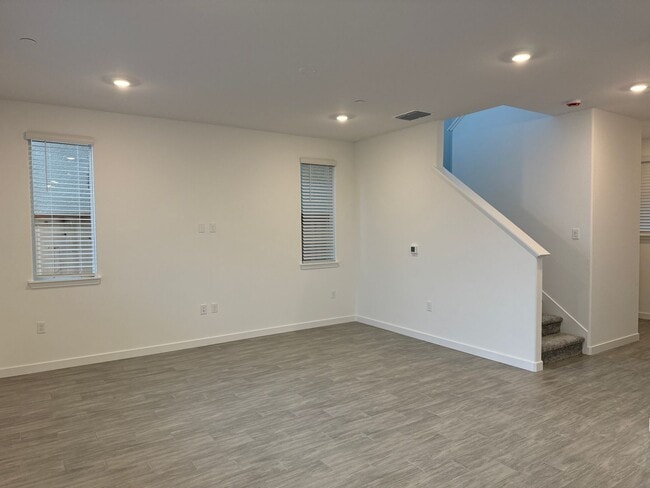 Building Photo - Beautiful 3 bed /2.5 bath Waiting For You!  SOLAR!!  Please read entire ad for viewings!