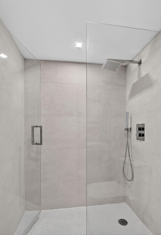 Building Photo - 7835 Lakeside Blvd