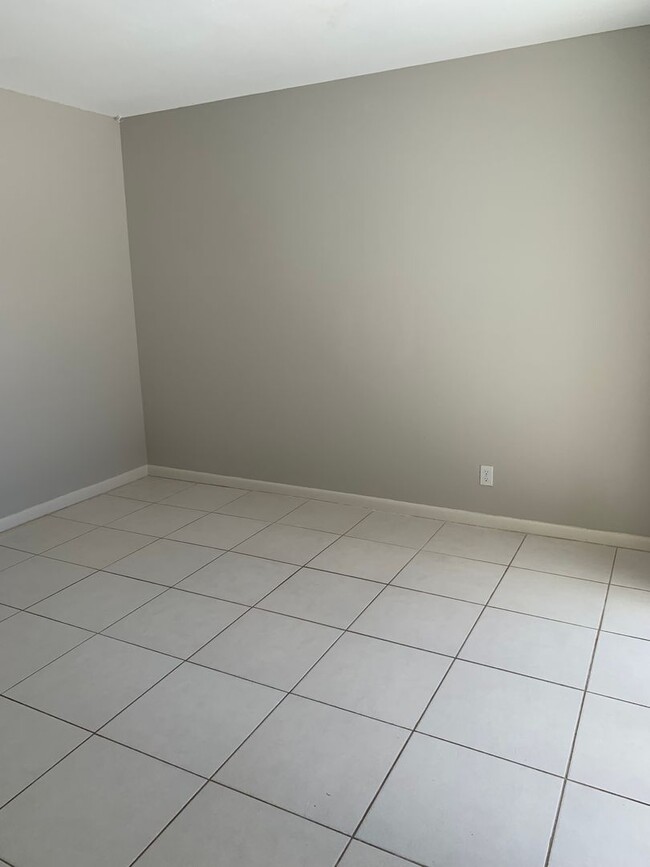 Building Photo - 2 Bedroom 1.5 Bath 2 Story Townhouse