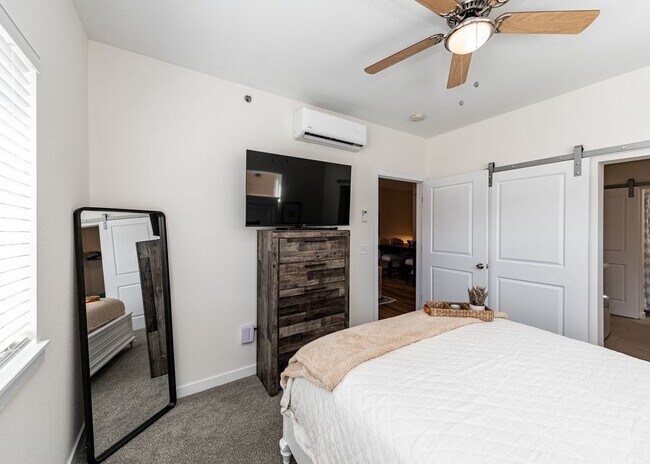 Building Photo - Westside 1 bed, 1 bath Luxury Apartment near Garden of the Gods