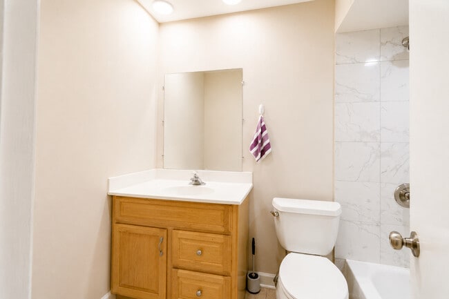 Building Photo - 530 Shorely Dr