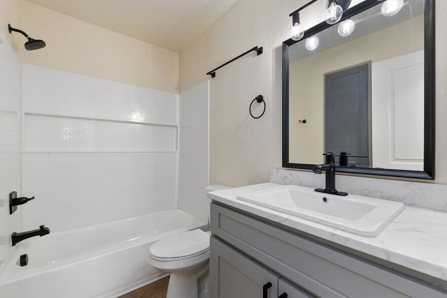 Building Photo - 1624 Banyan Dr
