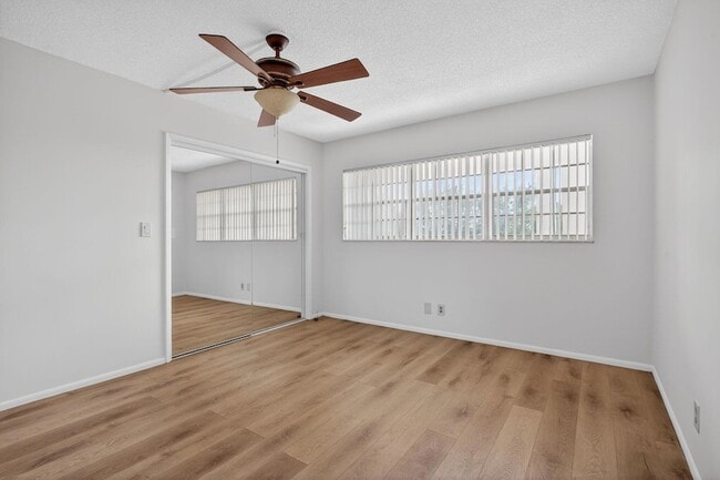 Building Photo - 2651 S Palm Aire Dr