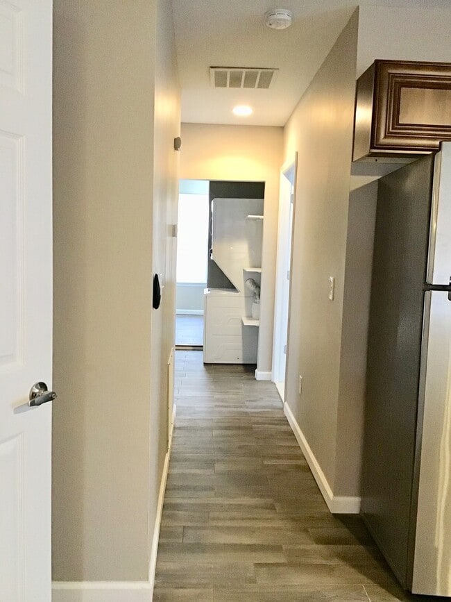 Building Photo - Upgraded 2 Bed/2 Bath plus Den HOME 1100 sq ft. Unit...A Must See!!!