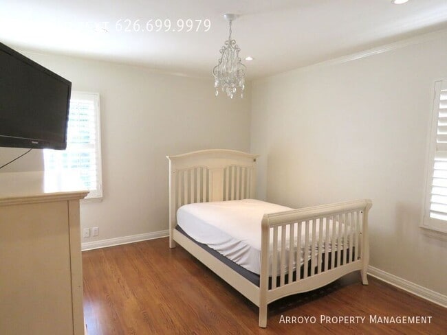 Building Photo - 1212 N Story Pl