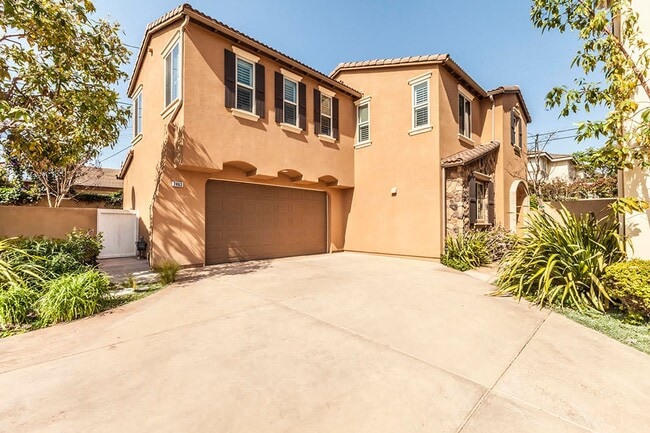 Building Photo - Large 3 Bed 2.5 Bath Home Available In Eas...