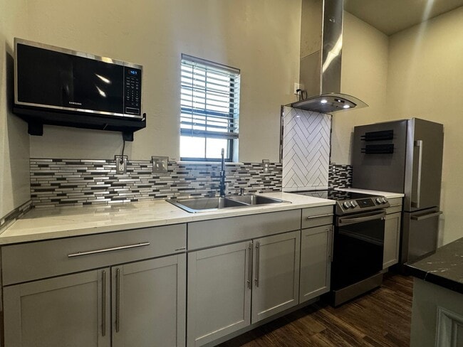 Building Photo - 501 Oak Ave