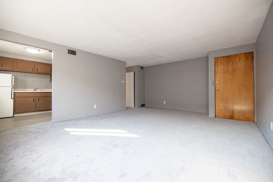 Primary Photo - Broadway Manor Apartments