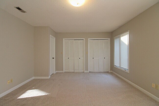Building Photo - 2528 Vail Ave