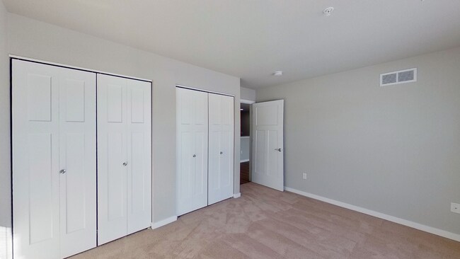 Building Photo - Like New Condo Style Lower 2 Bedroom 2 Bathroom plus Den Apartment