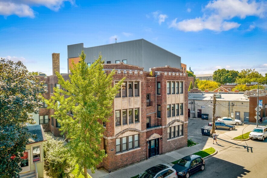 Building Photo - 2235 W Wilson Ave