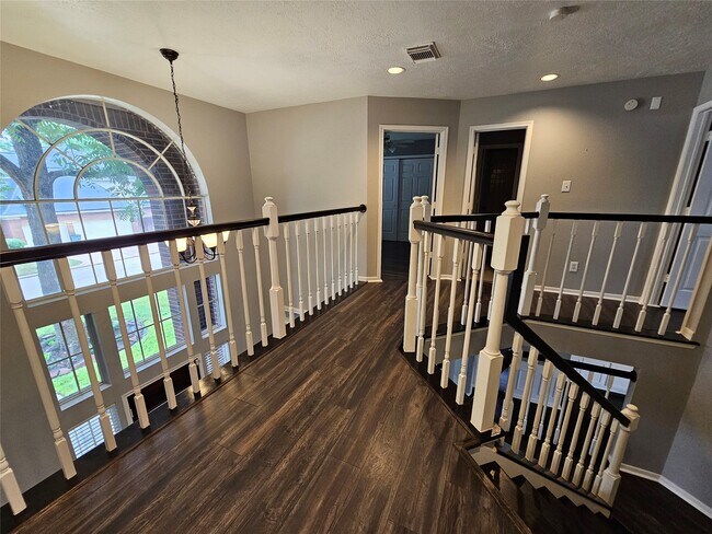 Building Photo - 15015 Dawnbrook Dr