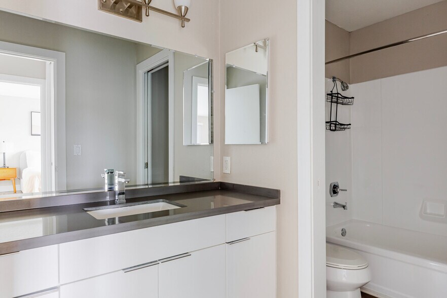 Building Photo - 900 E Hillsdale Blvd