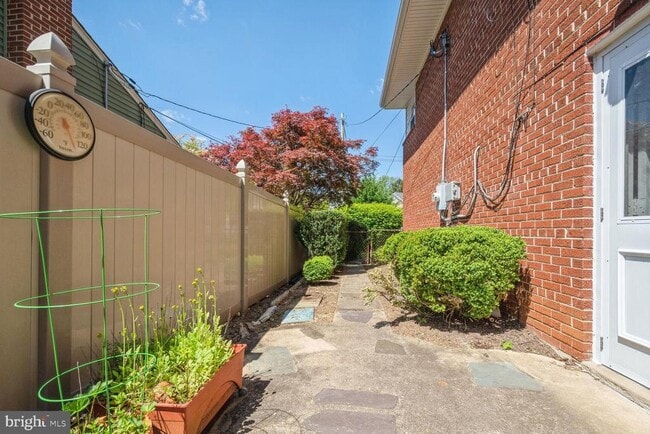 Building Photo - 5916 Greentree Rd
