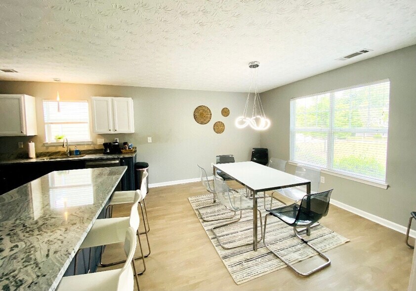 Building Photo - 220 Brookstone Trail