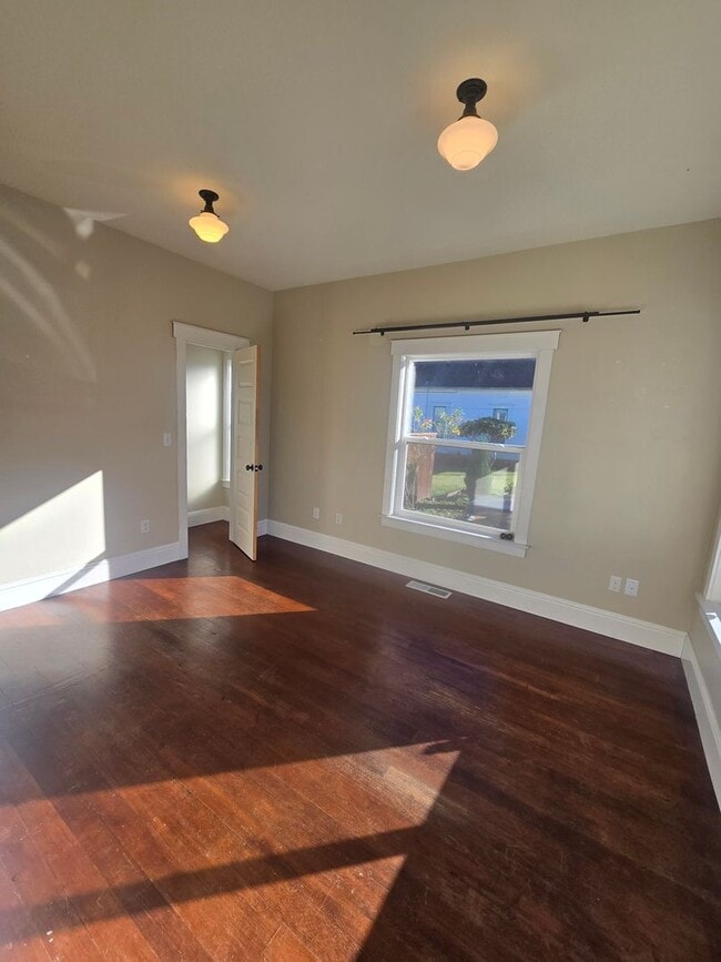 Building Photo - Spacious 5 Bedroom Home in Burlington - Available for Rent