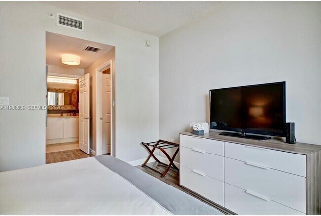 Building Photo - 140 S Dixie Hwy