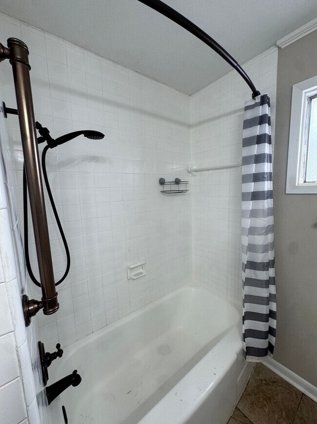 Building Photo - Incredible 4 Bed / 2 Bath updated Home, Available Now!