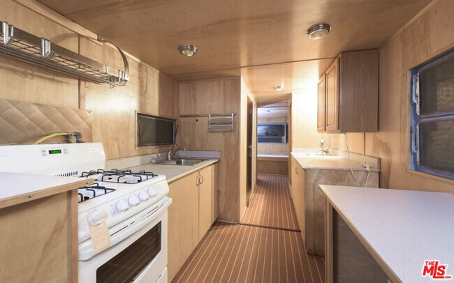 Building Photo - 272 N Topanga Canyon Blvd