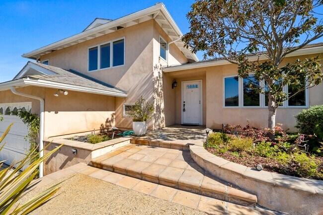 Building Photo - Spacious Two-Story 5 BD/3 BA Home in Desirable East Bluff Neighborhood