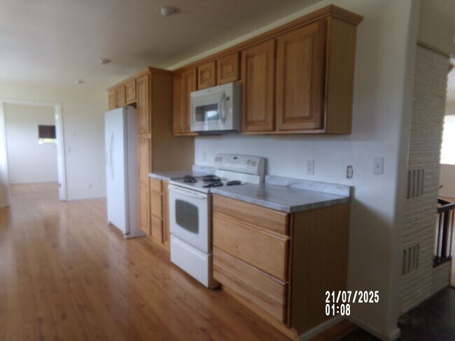 Building Photo - 3bd 2ba with 4 garages