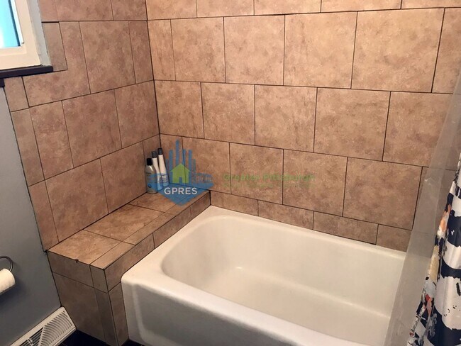 Building Photo - 2-bedroom 1st floor apartment for rent in Oakmont