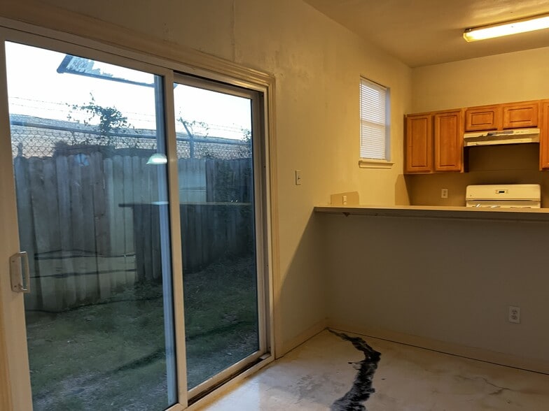 kitchen - 11807 Chetman Dr