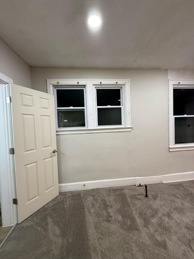 Building Photo - Bright & Cozy 3-Bed Duplex for Rent in Detroit