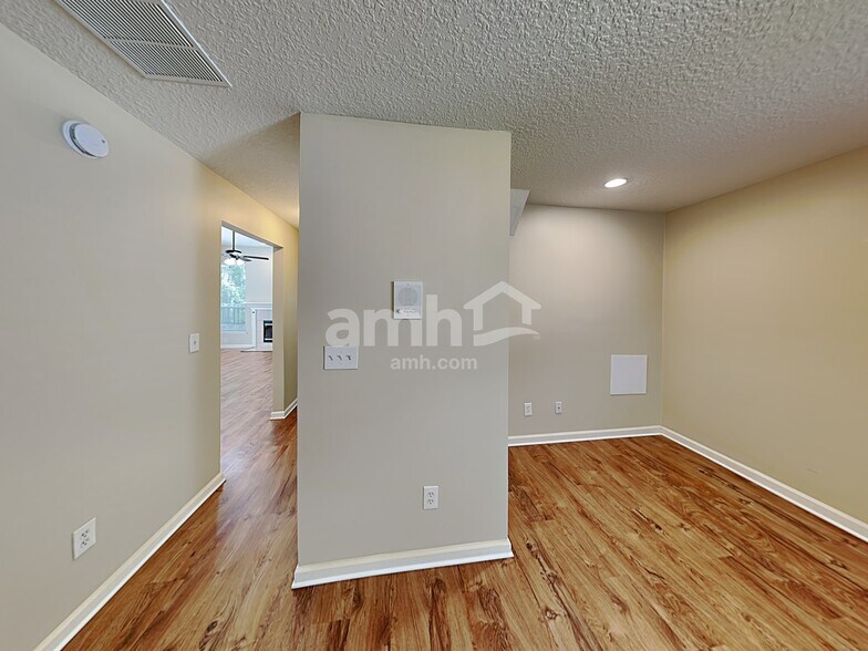 Building Photo - 821 E Tennessee Ter