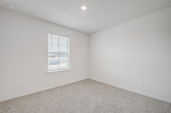 Building Photo - 5034 Balcolm Dr