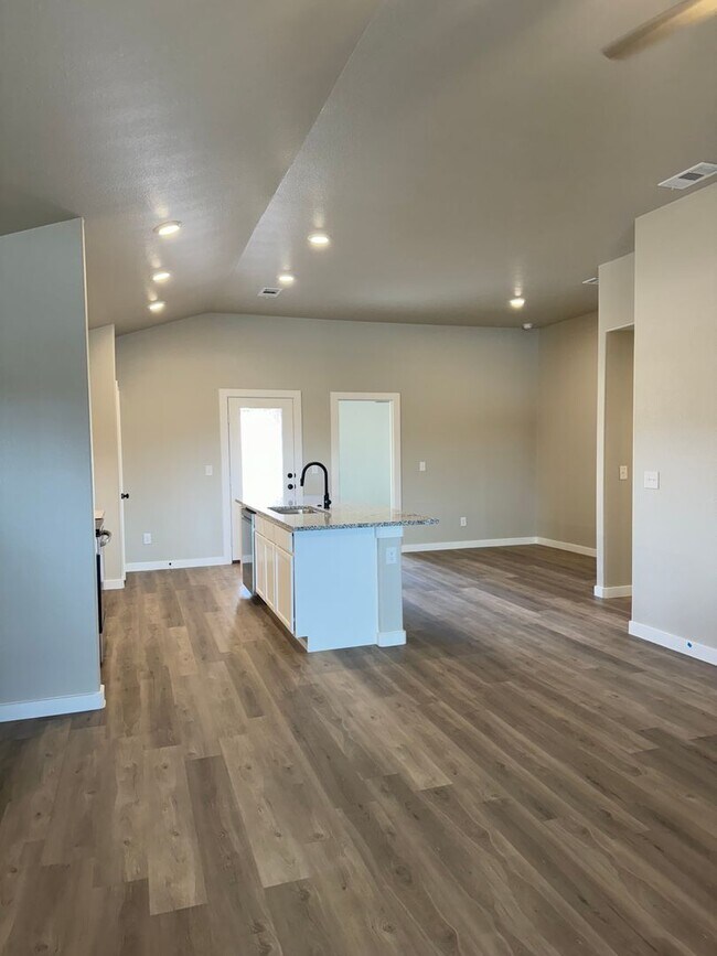 Building Photo - Newer Construction in The Meadows 3/2/2