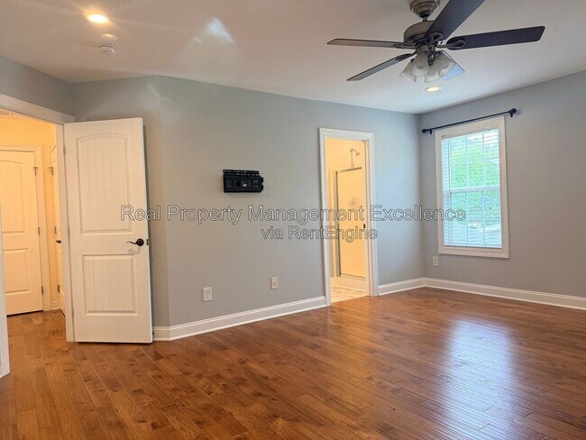 Building Photo - 305 Holly Thorn Trace