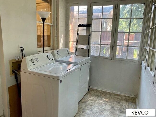 Building Photo - 321 Edwards St