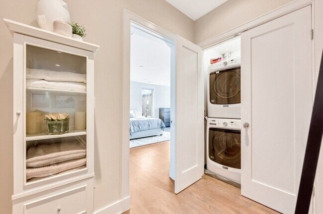 Building Photo - 405 W First St