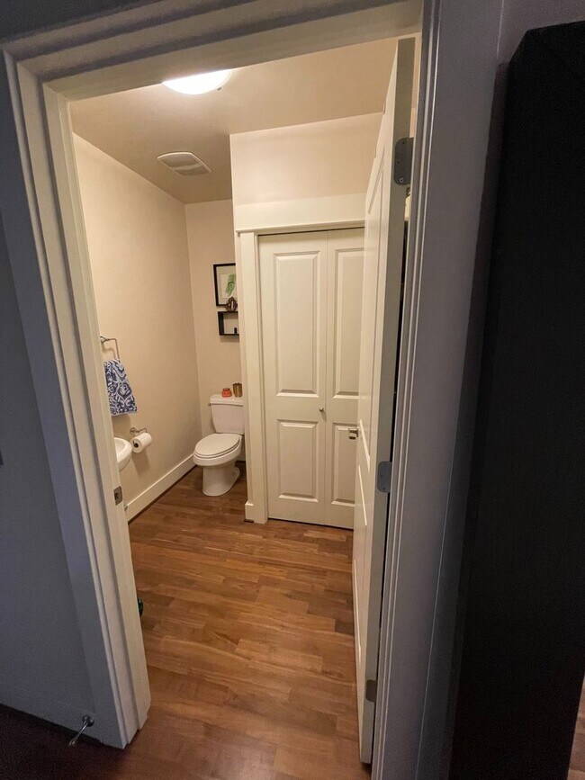 Building Photo - Beautiful 1 Bed + Den/1.5 Bath Condo @ Mar...