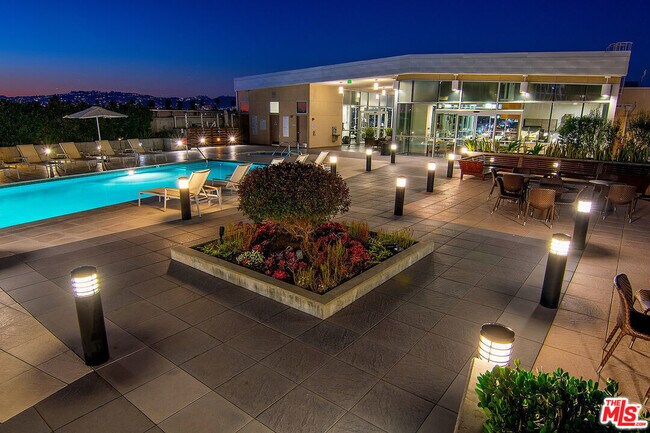 Building Photo - 3785 Wilshire Blvd
