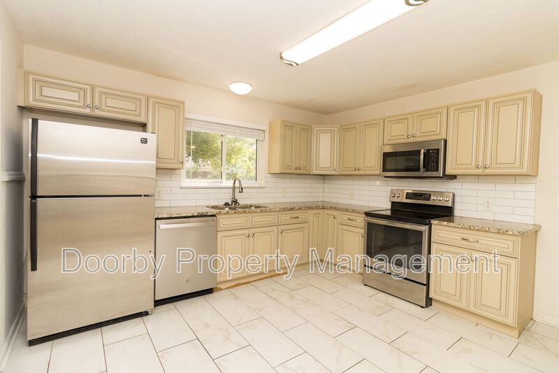 Building Photo - 833 Ashland Terrace
