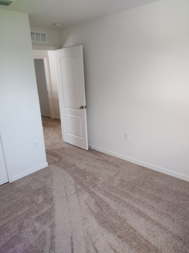 Building Photo - Beautiful 4 bedroom 2.5 Bathroom House For...