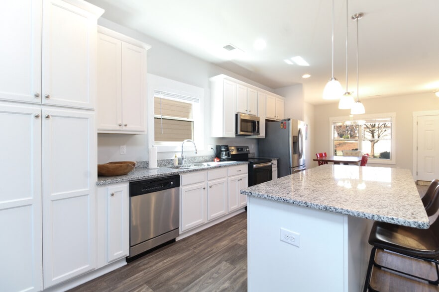 Building Photo - 421 Park W Blvd