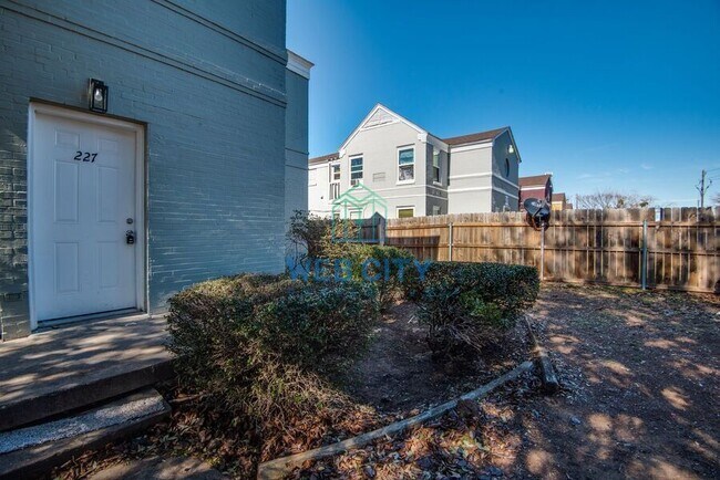 Building Photo - 227 SE 13th St