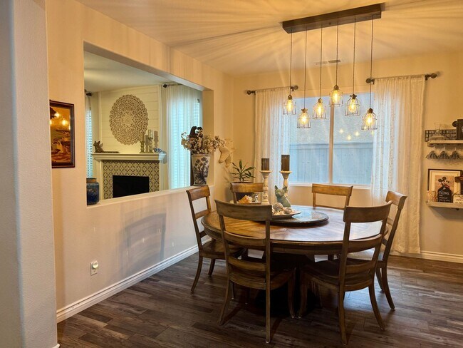 Building Photo - Beautiful 5 Bedroom, 3 Bath Home + Loft in Quail Lake, Clovis, CA