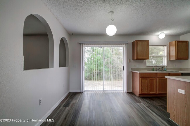 Building Photo - 6322 Grapewood Rd