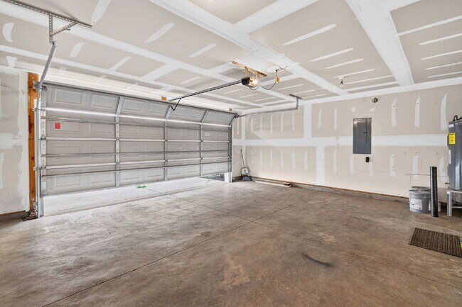 Building Photo - Expansive 4-bedroom, 3.5-bathroom single-family home boasts 3,150 sq. ft.